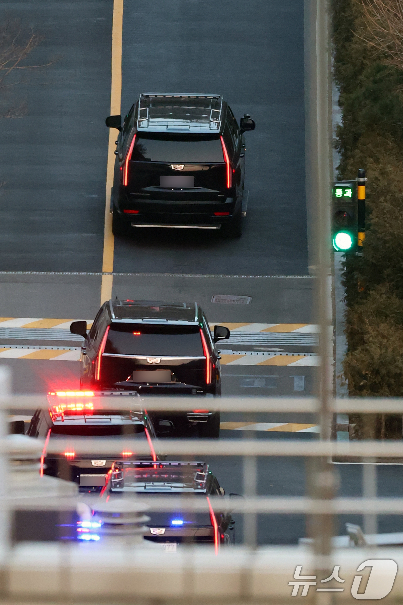 (서울=뉴스1) 황기선 기자 = 법원의 구속취소 청구 인용으로 석방된 윤석열 대통령이 8일 오후 서울 용산구 한남동 대통령 관저 에서 경호차량에 탑승해 이동하고 있다. 윤 대통령은 …