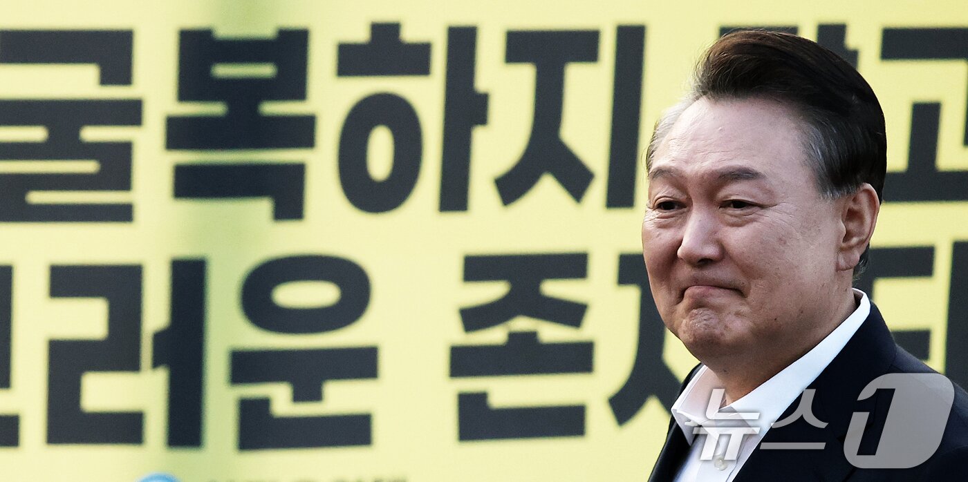 본문 이미지 - 법원의 구속취소 청구 인용으로 석방된 윤석열 대통령이 8일 오후 경기 의왕시 서울구치소에서 풀려나 지지자들에게 인사하고 있다. 윤 대통령은 내란 우두머리 혐의로 지난 1월 26일 구속기소 된 지 41일 만, 1월 15일 체포된 후 52일 만에 자유의 몸이 됐다. 2025.3.8/뉴스1 ⓒ News1 오대일 기자