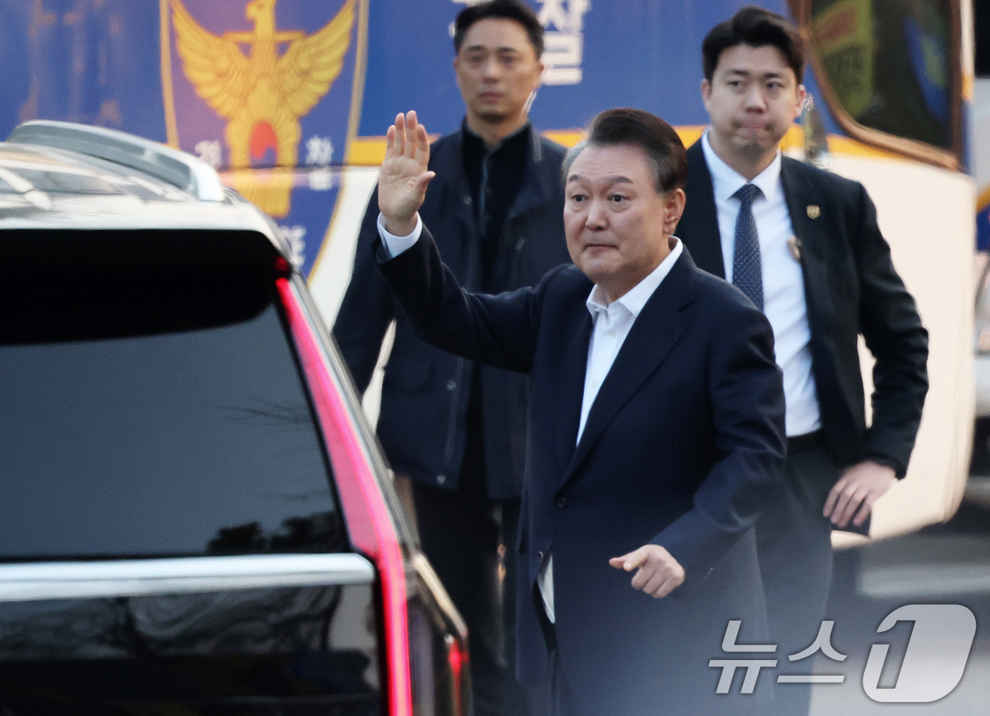 (의왕=뉴스1) 오대일 기자 = 법원의 구속취소 청구 인용으로 석방된 윤석열 대통령이 8일 오후 경기 의왕시 서울구치소에서 풀려나 지지자들에게 인사하고 있다. 윤 대통령은 내란 우 …