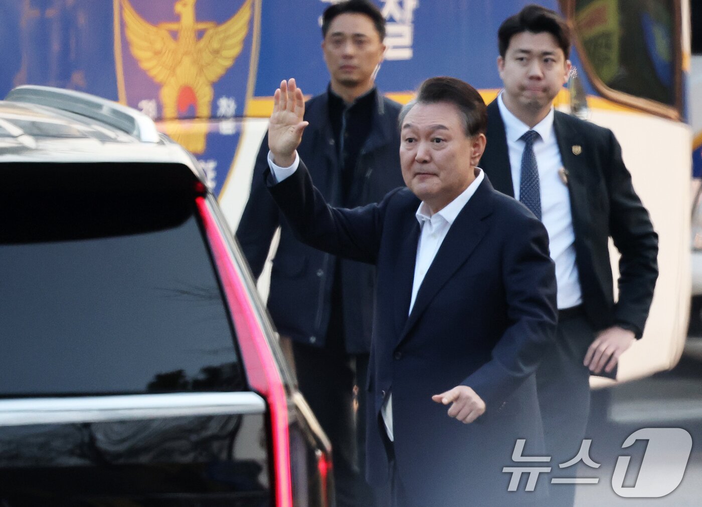 본문 이미지 - 법원의 구속취소 청구 인용으로 석방된 윤석열 대통령이 8일 오후 경기 의왕시 서울구치소에서 풀려나 지지자들에게 인사하고 있다. 윤 대통령은 내란 우두머리 혐의로 지난 1월 26일 구속기소 된 지 41일 만, 1월 15일 체포된 후 52일 만에 자유의 몸이 됐다. 2025.3.8/뉴스1 ⓒ News1 오대일 기자