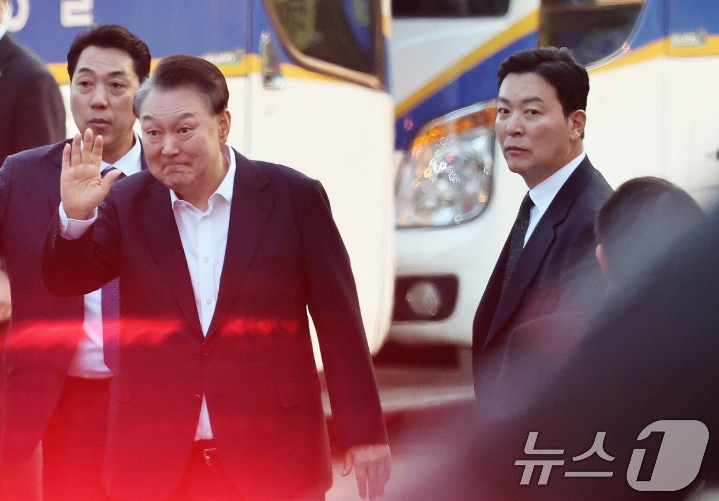 본문 이미지 - 법원의 구속취소 청구 인용으로 석방된 윤석열 대통령이 3월 8일 오후 경기 의왕시 서울구치소에서 풀려난 가운데 지지자들에게 인사하는 윤 대통령의 곁에서 김성훈 경호차장이 밀착 경호를 하고 있다. 2025.3.8/뉴스1 ⓒ News1 오대일 기자