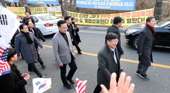 석방 尹 맞이한 국민의힘 의원들