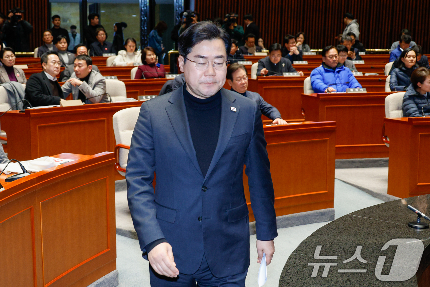 (서울=뉴스1) 안은나 기자 = 박찬대 더불어민주당 원내대표가 8일 오후 서울 여의도 국회에서 열린 윤석열 대통령 석방 관련 비상 의원총회에서 모두 발언을 하기 위해 단상으로 향하 …