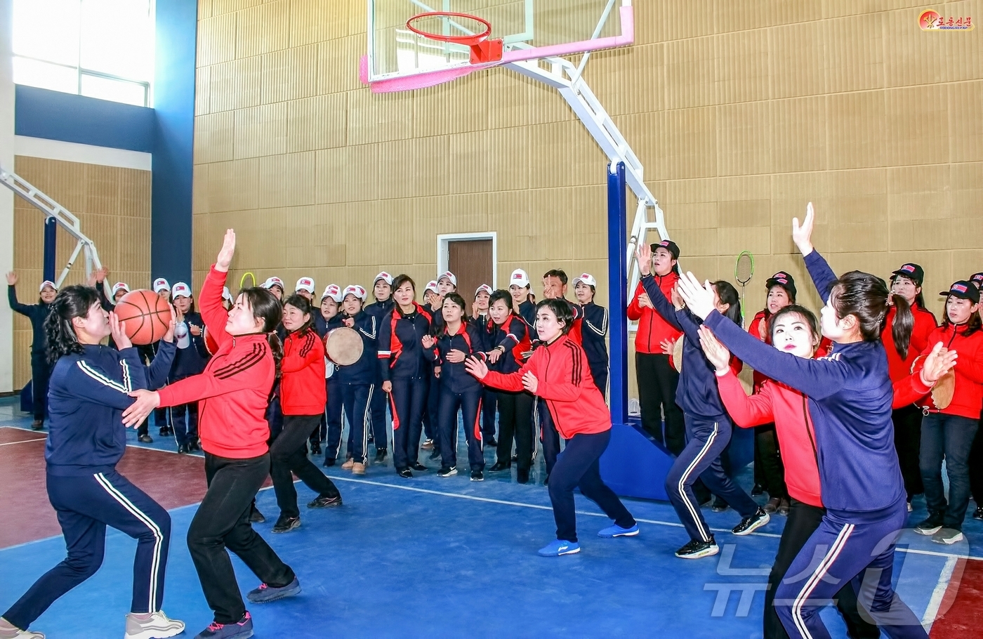 (평양 노동신문=뉴스1) = 북한 노동당 기관지 노동신문은 9일 "화성구역의 새 단위들이 연이어 모범 체육단위의 영예를 지니고 있다"며 화성구역의 체육사업을 조명했다. [국내에서만 …