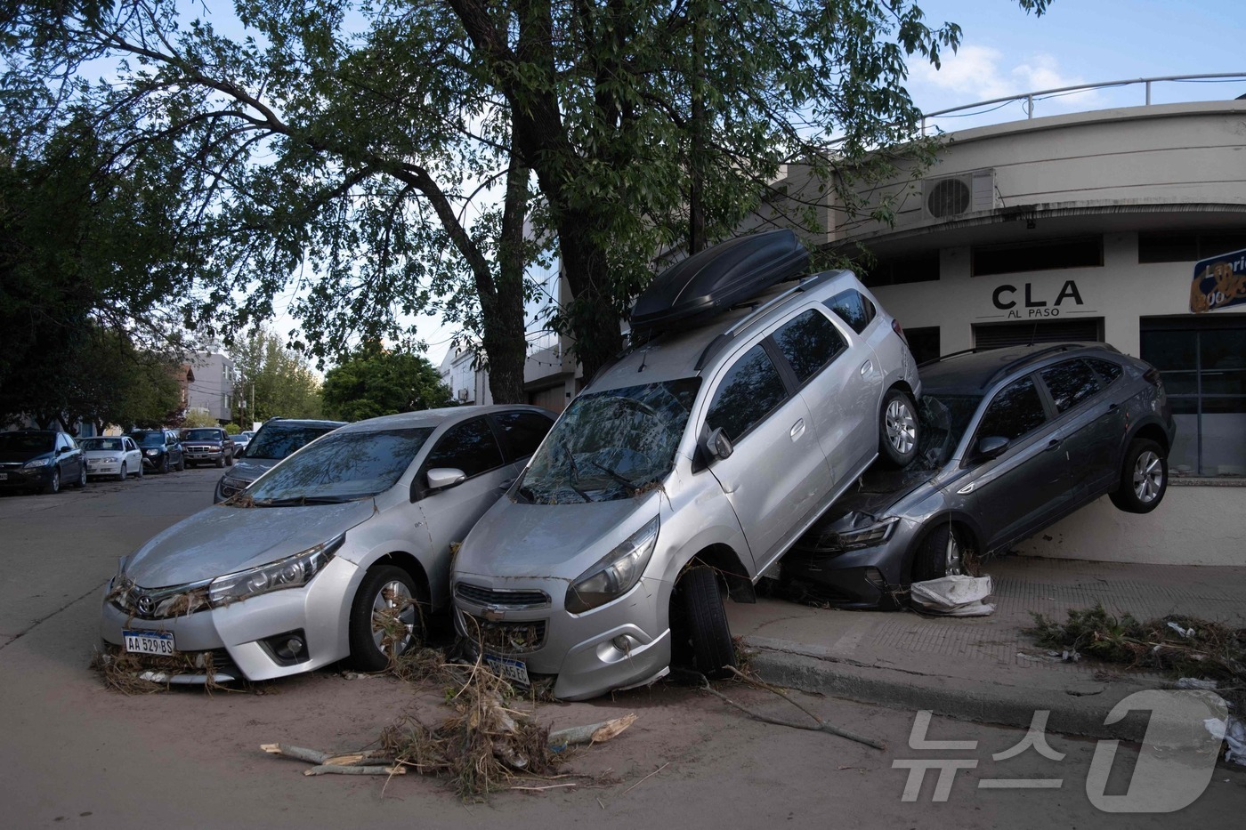 (바이아블랑카 AFP=뉴스1) 우동명 기자 = 8일(현지시간) 폭우가 쏟아진 아르헨티나 바이아블랑카에서 파손된 차량이 쌓인 모습이 보인다. 2025.03.09ⓒ AFP=뉴스1