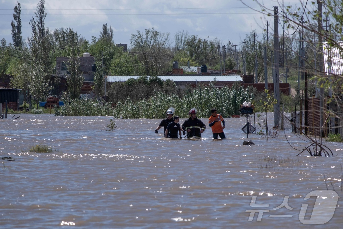 (비이아블랑카 AFP=뉴스1) 우동명 기자 = 8일(현지시간) 폭우가 쏟아진 아르헨티나 바이아블랑카에서 구조대원이 물에 잠긴 도로를 걸어 가고 있다. 2025.03.09ⓒ AFP= …