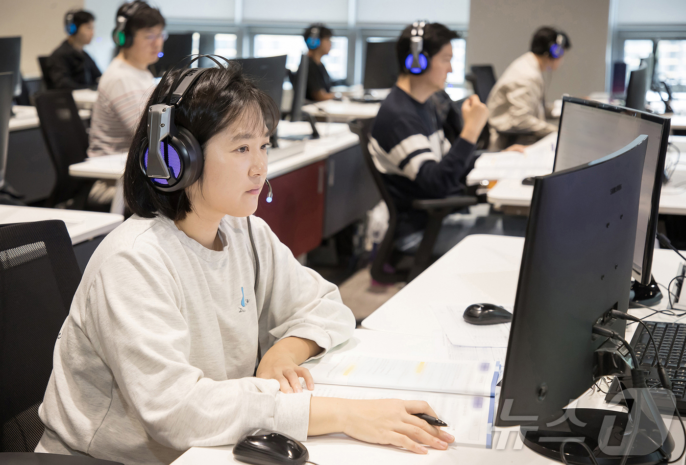 (서울=뉴스1) = 삼성은 미래 먹거리를 책임질 우수 인재를 확보하고 청년들에게 공정한 취업기회를 제공하기 위해 오는 10일부터 올해 상반기 공채를 실시할 계획이다.사진은 지난 2 …