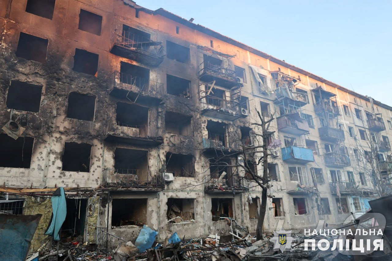 (도브로필리아 AFP=뉴스1) 우동명 기자 = 8일(현지시간) 우크라이나 도네츠크주 도브로필리아에서 러시아 군의 공습을 받아 불에 탄 주거 건물이 보인다. 2025.03.09ⓒ A …