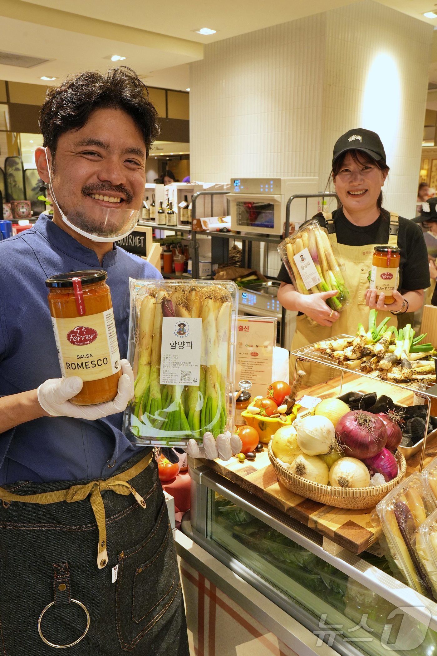 (서울=뉴스1) = 롯데백화점이 오는 13일까지 ‘로메스코 X 함양파’ 팝업 행사를 진행한다고 9일 밝혔다.스페인 전통 음식이자 축제인 '칼솟타다'는 스페인 채소 칼솟을 직화로 구 …