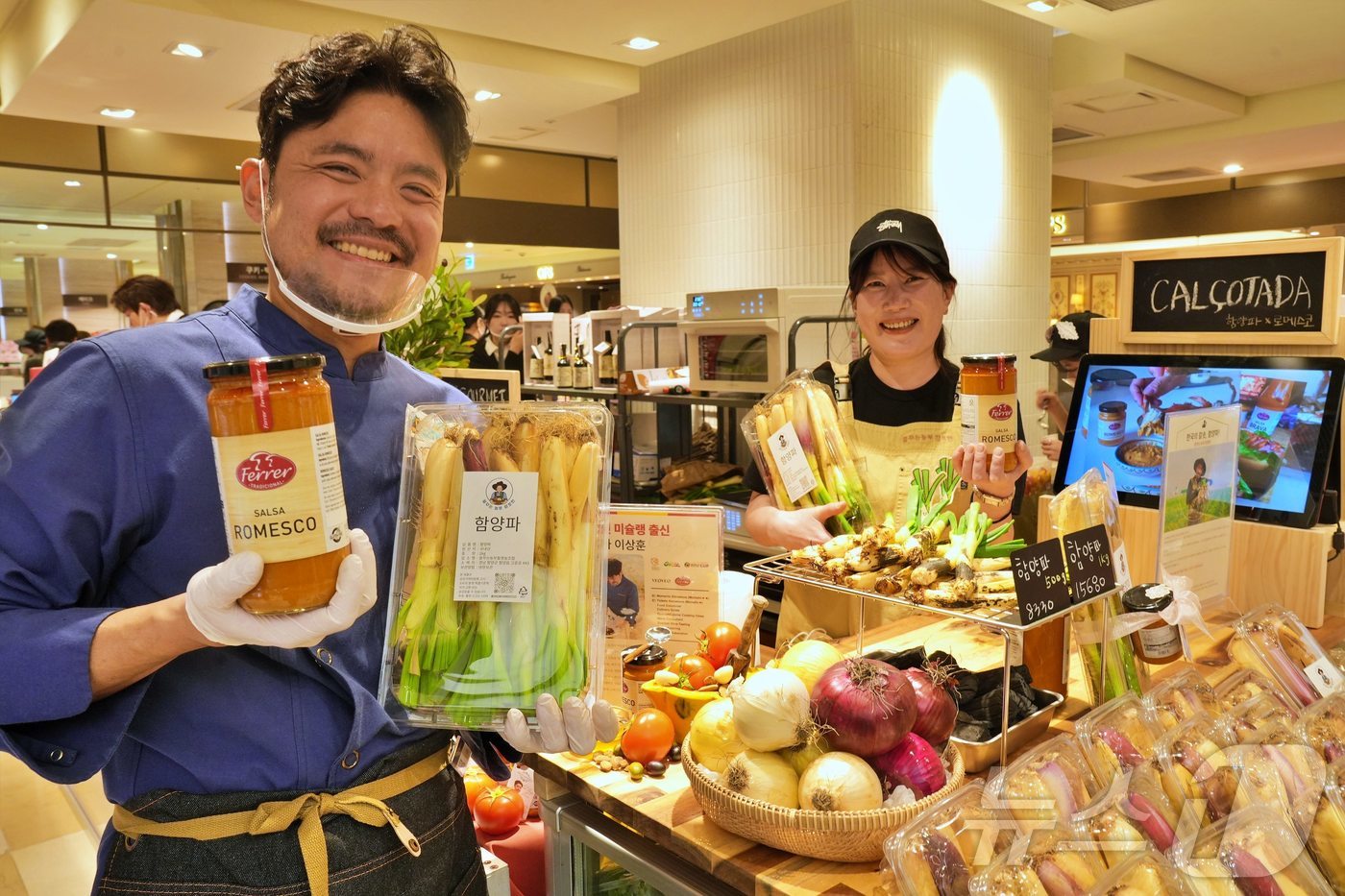 (서울=뉴스1) = 롯데백화점이 오는 13일까지 ‘로메스코 X 함양파’ 팝업 행사를 진행한다고 9일 밝혔다.스페인 전통 음식이자 축제인 '칼솟타다'는 스페인 채소 칼솟을 직화로 구 …