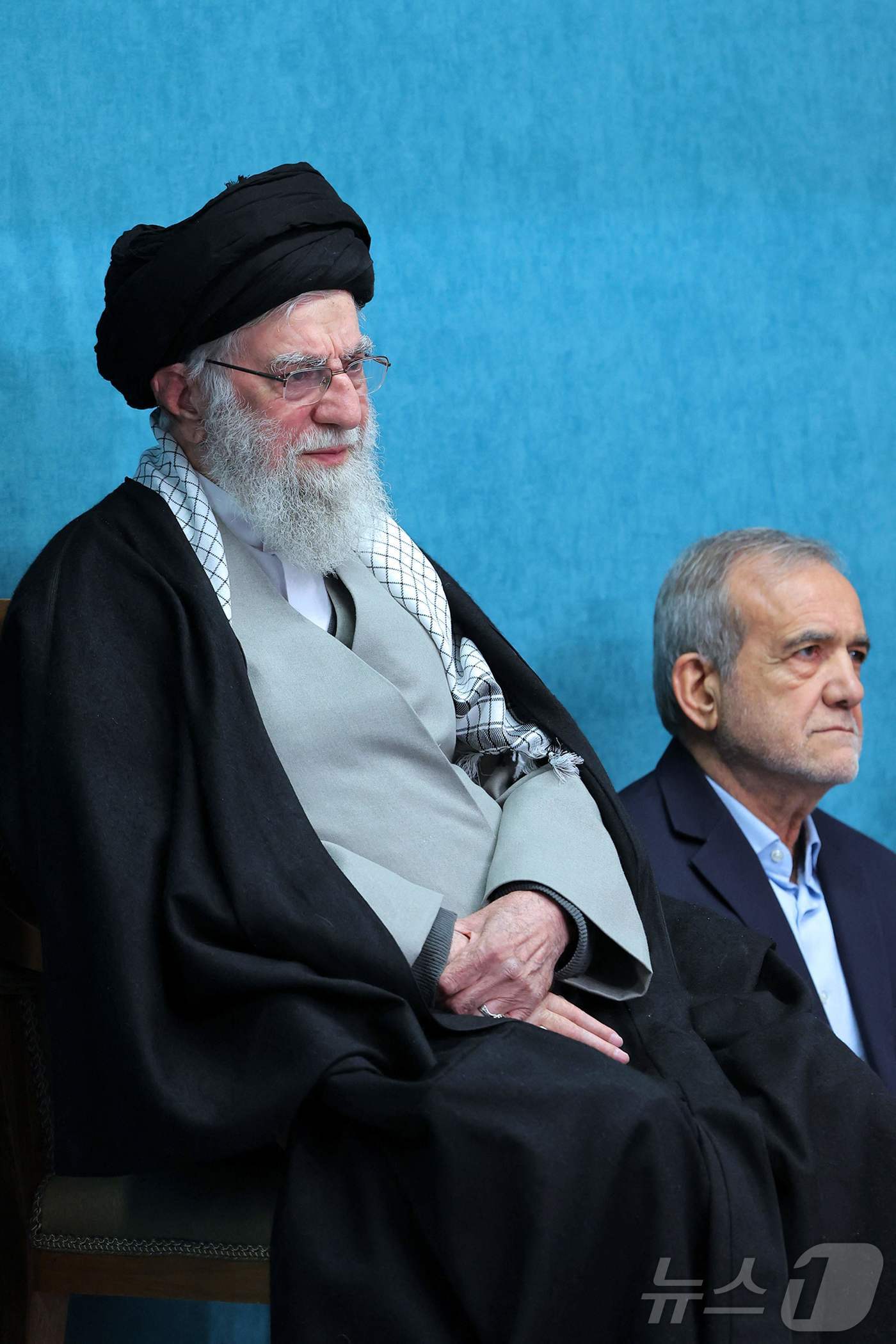 (테헤란 AFP=뉴스1) 우동명 기자 = 아야톨라 세예드 알리 하메네이 이란 최고지도자가 8일(현지시간) 테헤란에서 열린 고위 관리들과 회의에 마수드 페제시키안 대통령과 참석을 하 …