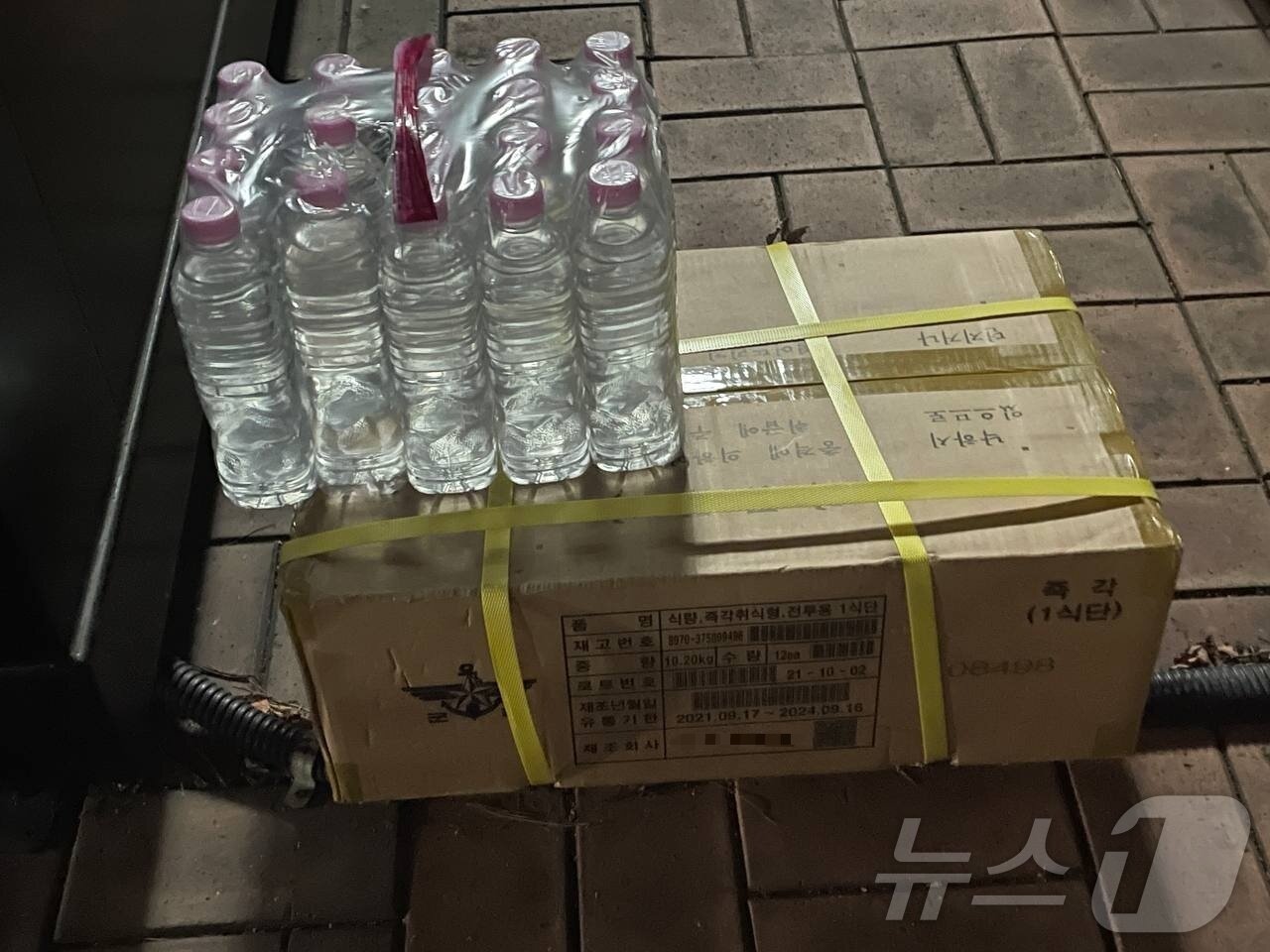 본문 이미지 - 12·3 비상 계엄 선포 직후인 4일 0시30분쯤 서울 영등포구 국회의사당 국회 뒤편에서 찍힌 전투식량 사진. &#40;추미애 더불어민주당 의원실 제공&#41;