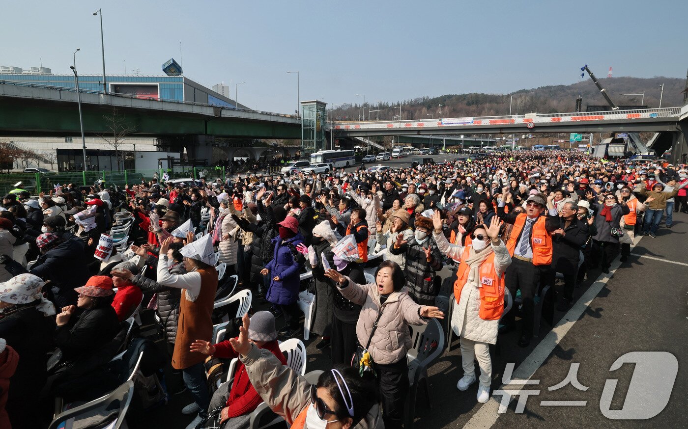 본문 이미지 - 9일 서울 용산구 윤석열 대통령 관저 앞에서 전광훈 목사가 이끄는 사랑제일교회 주최로 열린 주일 예배 참석자들이 탄핵 반대를 촉구하고 있다.  2025.3.9/뉴스1 ⓒ News1 박세연 기자