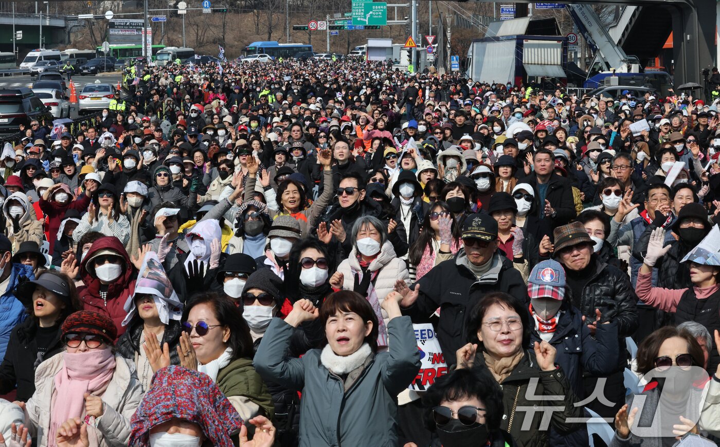 본문 이미지 - 9일 서울 용산구 윤석열 대통령 관저 앞에서 전광훈 목사가 이끄는 사랑제일교회 주최로 열린 주일 예배 참석자들이 탄핵 반대를 촉구하고 있다.  ⓒ News1 박세연 기자