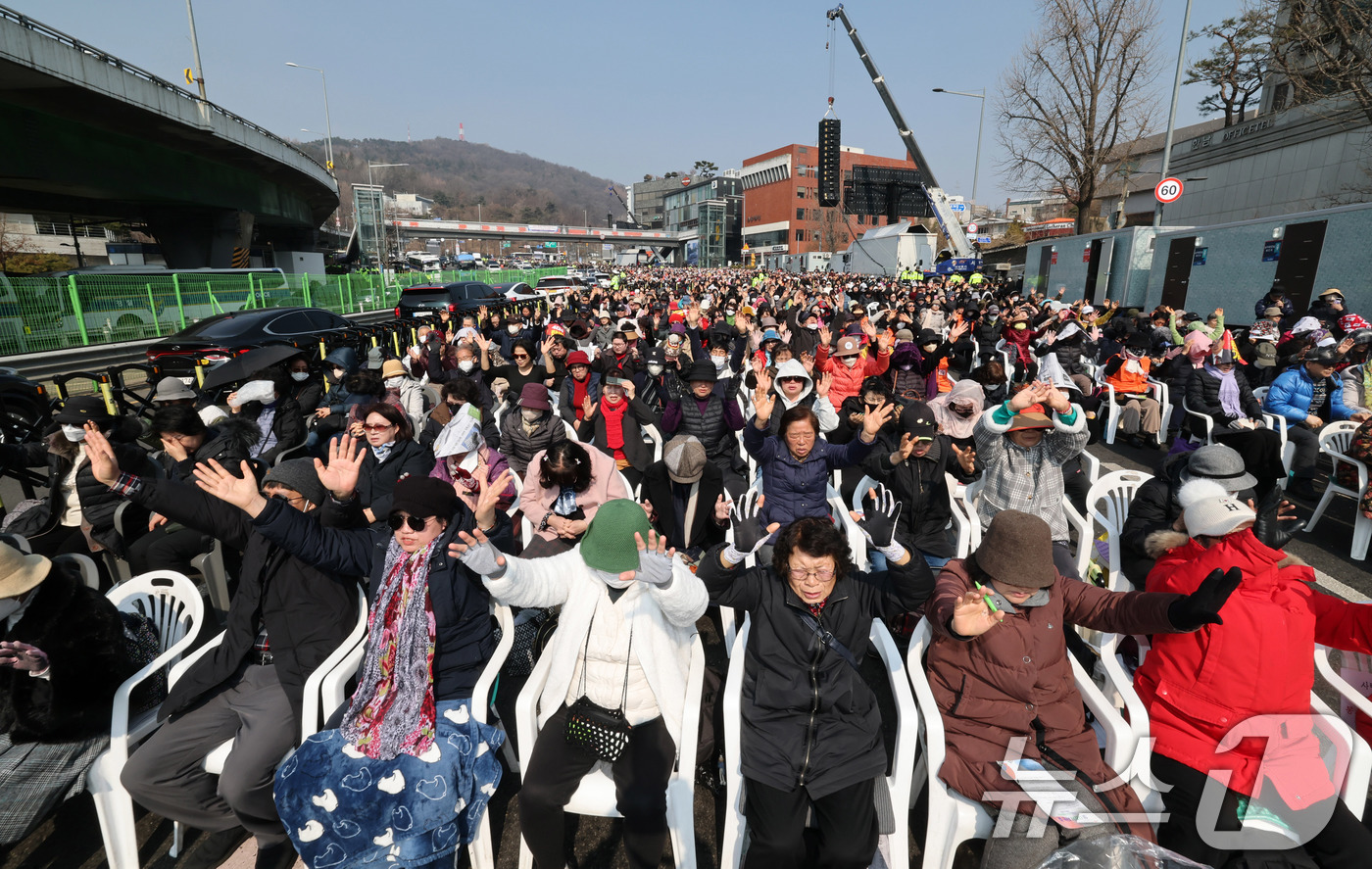 (서울=뉴스1) 박세연 기자 = 9일 서울 용산구 윤석열 대통령 관저 앞에서 전광훈 목사가 이끄는 사랑제일교회 주최로 열린 주일 예배 참석자들이 탄핵 반대를 촉구하고 있다.지난 8 …