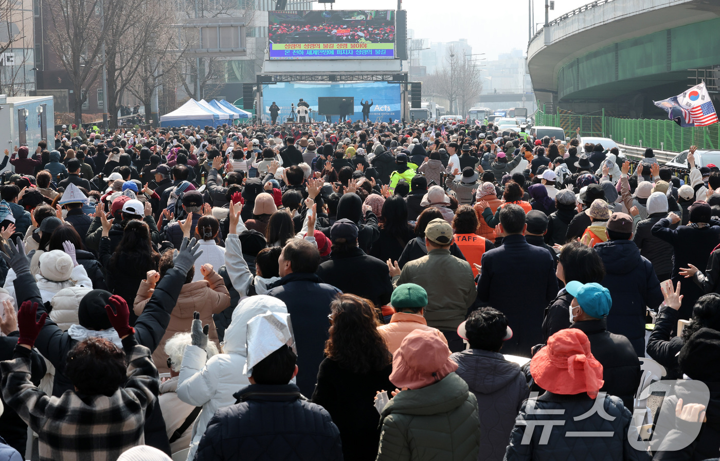 (서울=뉴스1) 박세연 기자 = 9일 서울 용산구 윤석열 대통령 관저 앞에서 전광훈 목사가 이끄는 사랑제일교회 주최로 열린 주일 예배 참석자들이 탄핵 반대를 촉구하고 있다.지난 8 …
