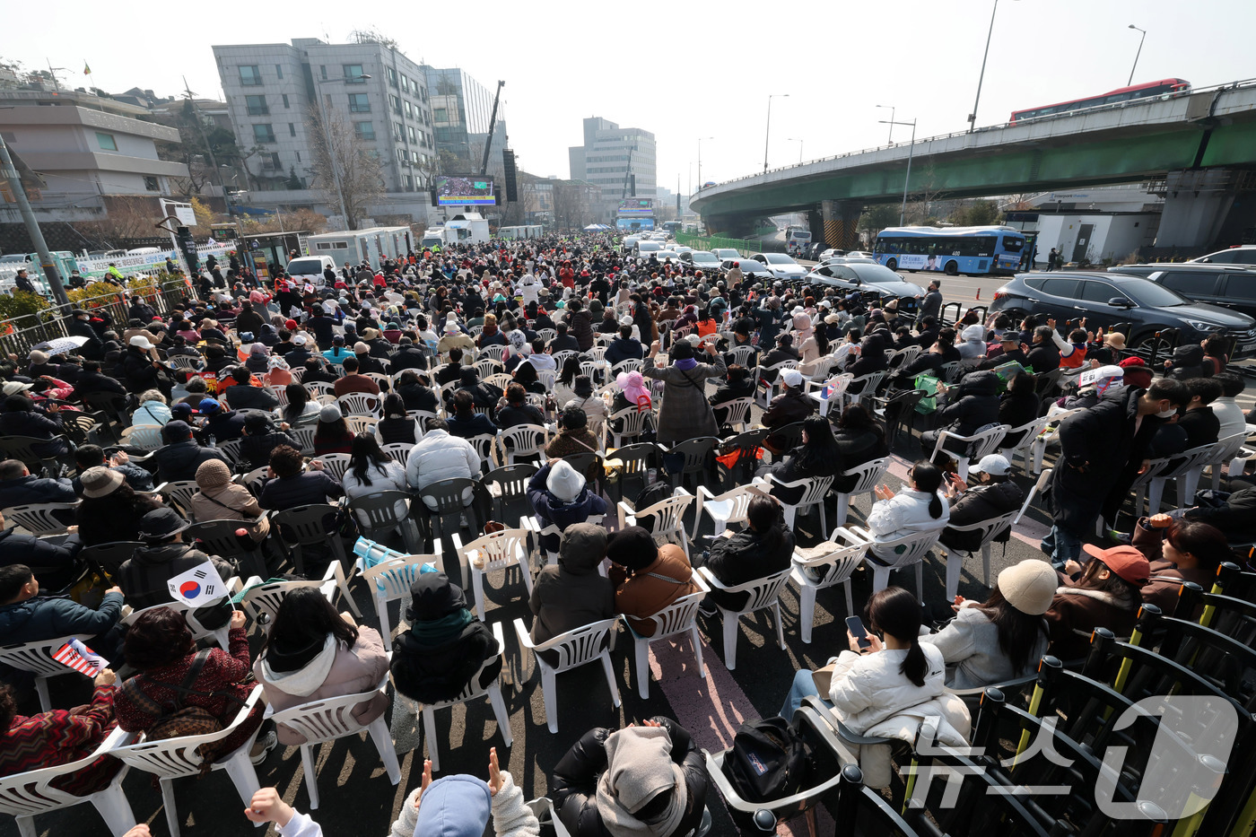 (서울=뉴스1) 박세연 기자 = 9일 서울 용산구 윤석열 대통령 관저 앞에서 전광훈 목사가 이끄는 사랑제일교회 주최로 열린 주일 예배 참석자들이 탄핵 반대를 촉구하고 있다.지난 8 …