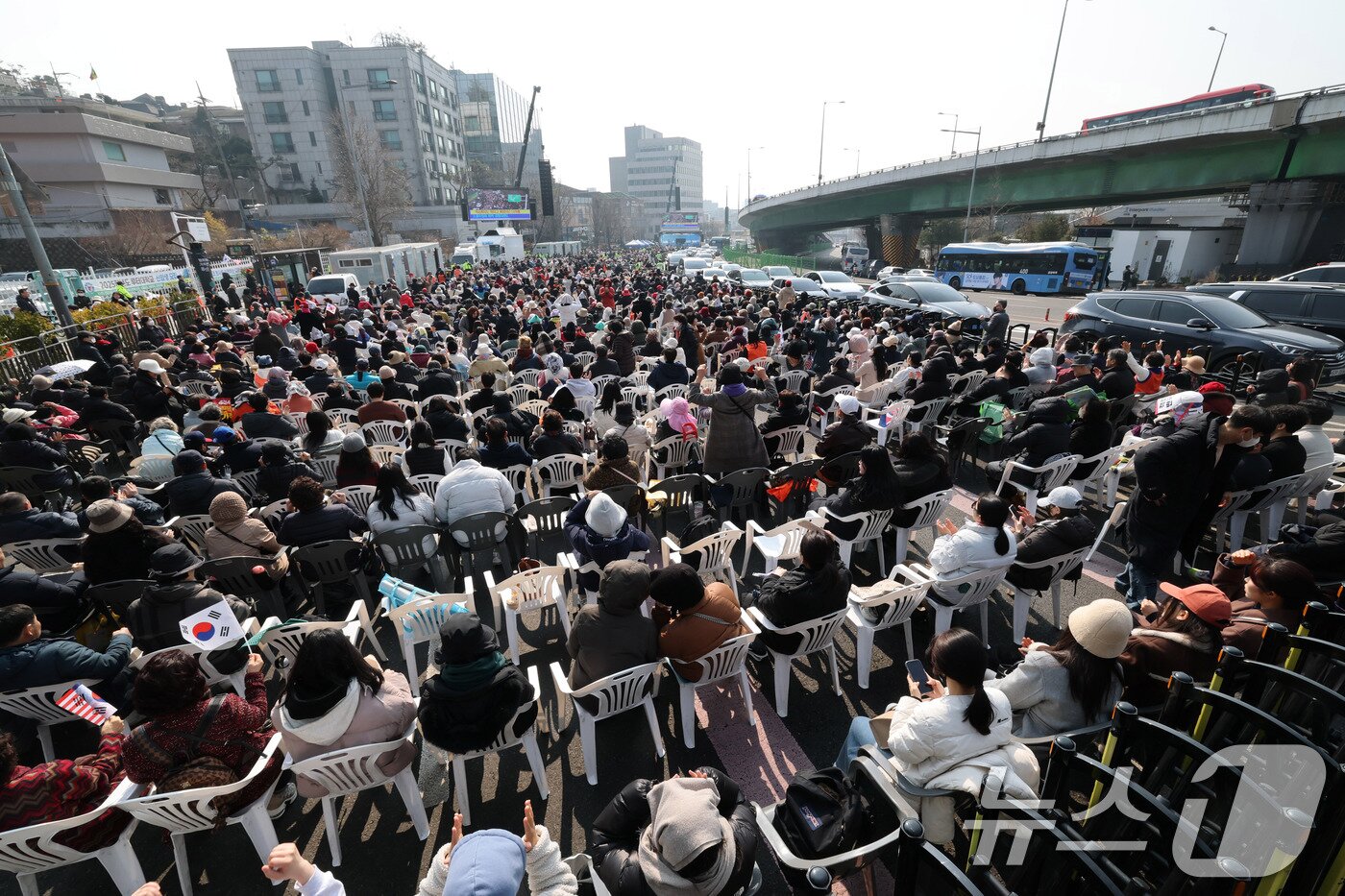 본문 이미지 - 9일 서울 용산구 윤석열 대통령 관저 앞에서 전광훈 목사가 이끄는 사랑제일교회 주최로 열린 주일 예배 참석자들이 탄핵 반대를 촉구하고 있다. 지2025.3.9/뉴스1 ⓒ News1 박세연 기자