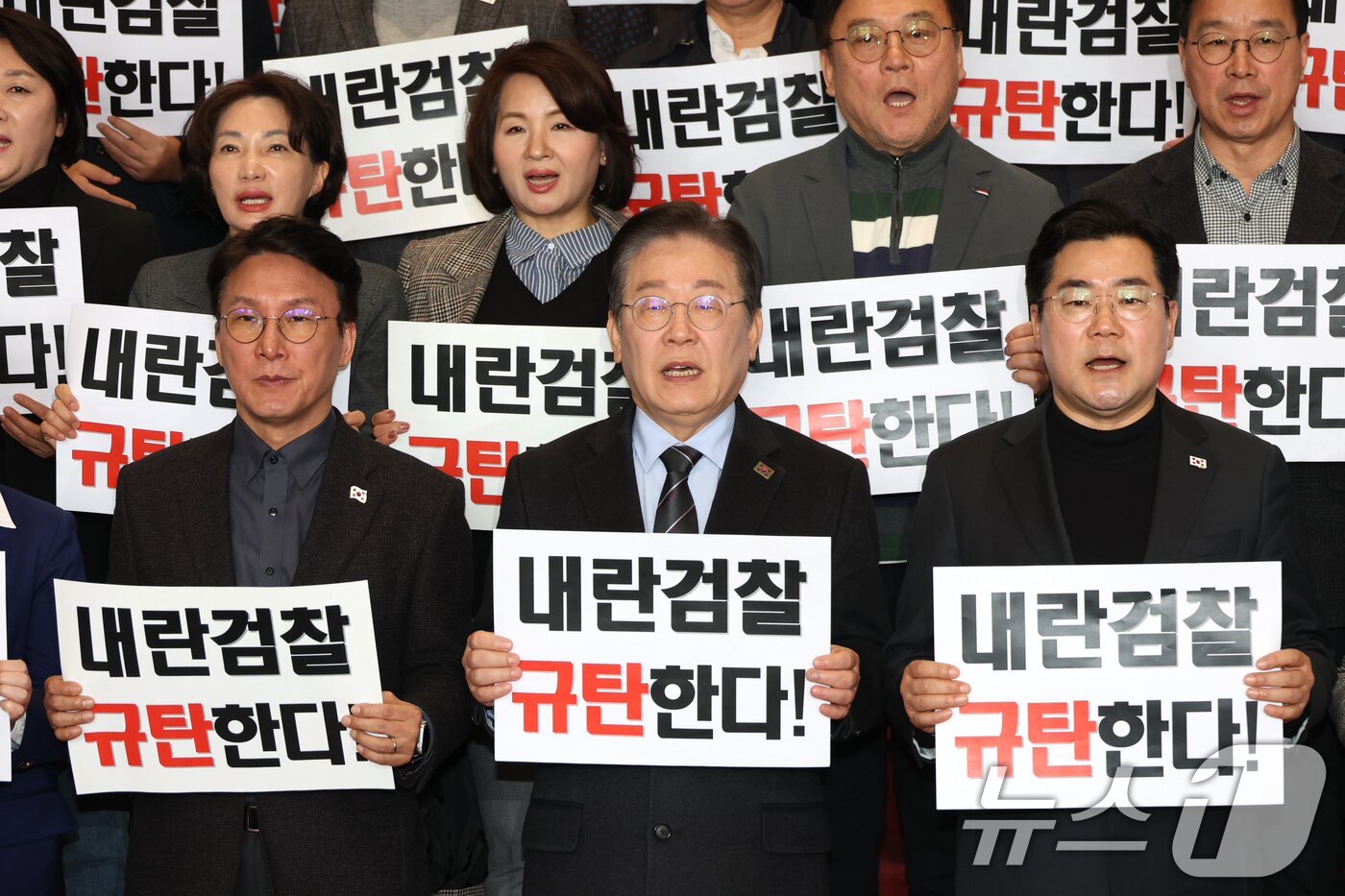 본문 이미지 - 이재명 더불어민주당 대표와 박찬대 원내대표를 비롯한 의원들이 9일 오전 서울 여의도 국회에서 비상의원총회를 마치고 가진 규탄대회에서 윤석열 대통령의 구속 취소 후 즉시항고를 포기한 심우정 검찰총장의 사퇴를 촉구하고 있다. 2025.3.9/뉴스1 ⓒ News1 이광호 기자