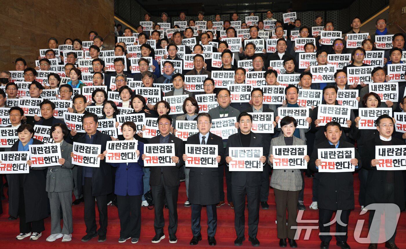 본문 이미지 - 이재명 더불어민주당 대표와 박찬대 원내대표를 비롯한 의원들이 9일 오전 서울 여의도 국회에서 비상의원총회를 마치고 가진 규탄대회에서 윤석열 대통령의 구속 취소 후 즉시항고를 포기한 심우정 검찰총장의 사퇴를 촉구하고 있다. 2025.3.9/뉴스1 ⓒ News1 이광호 기자