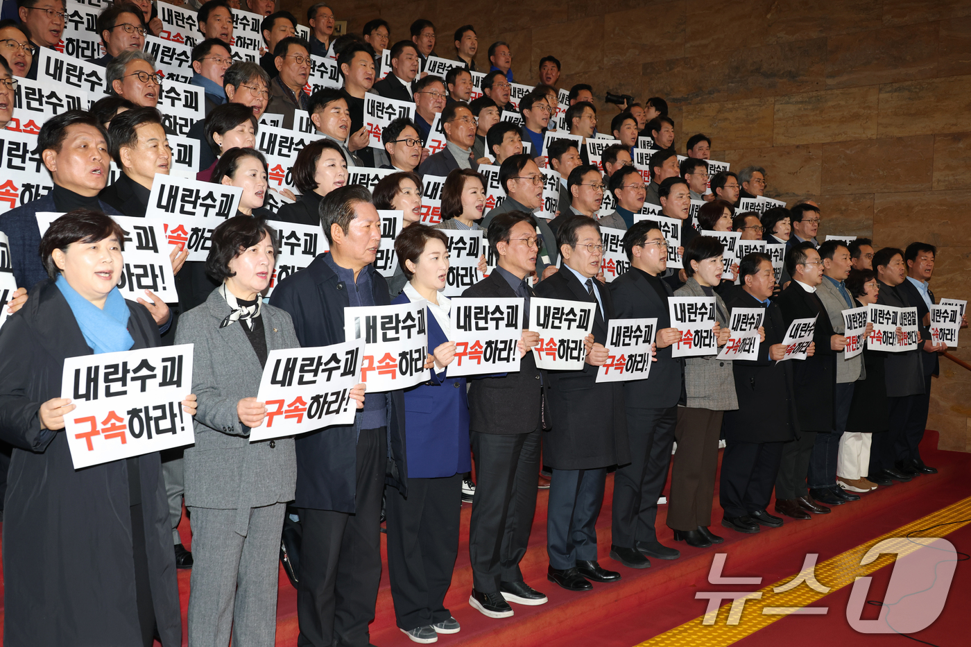 (서울=뉴스1) 이광호 기자 = 이재명 더불어민주당 대표와 박찬대 원내대표를 비롯한 의원들이 9일 오전 서울 여의도 국회에서 비상의원총회를 마치고 가진 규탄대회에서 윤석열 대통령의 …