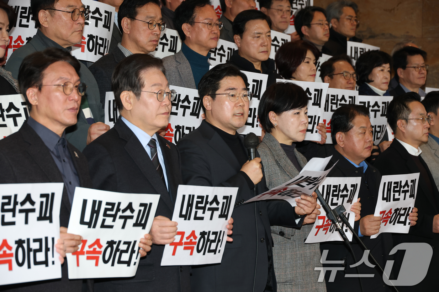 (서울=뉴스1) 이광호 기자 = 박찬대 더불어민주당 원내대표가 9일 오전 서울 여의도 국회에서 비상의원총회를 마치고 가진 규탄대회에서 윤석열 대통령의 구속 취소 후 즉시항고를 포기 …