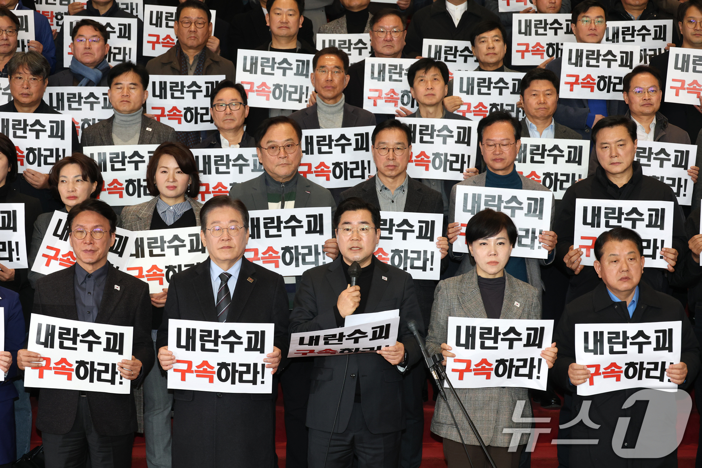 (서울=뉴스1) 이광호 기자 = 박찬대 더불어민주당 원내대표가 9일 오전 서울 여의도 국회에서 비상의원총회를 마치고 가진 규탄대회에서 윤석열 대통령의 구속 취소 후 즉시항고를 포기 …