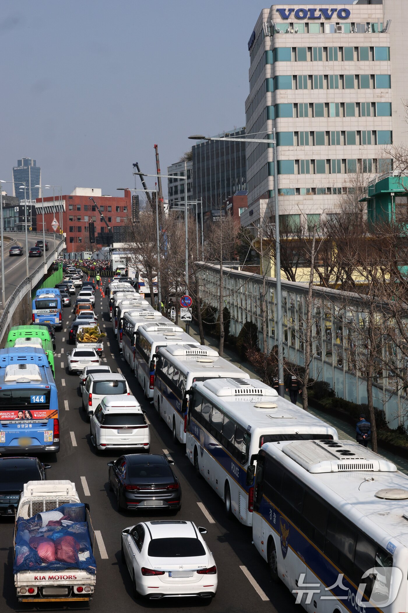 본문 이미지 - 9일 서울 용산구 윤석열 대통령 관저 앞이 경찰 차벽으로 둘러쌓여 있다.  2025.3.9/뉴스1 ⓒ News1 박세연 기자