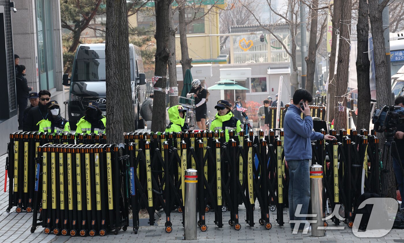본문 이미지 - 9일 서울 용산구 윤석열 대통령 관저 앞을 경찰이 통제하고 있다. 2025.3.9/뉴스1 ⓒ News1 박세연 기자