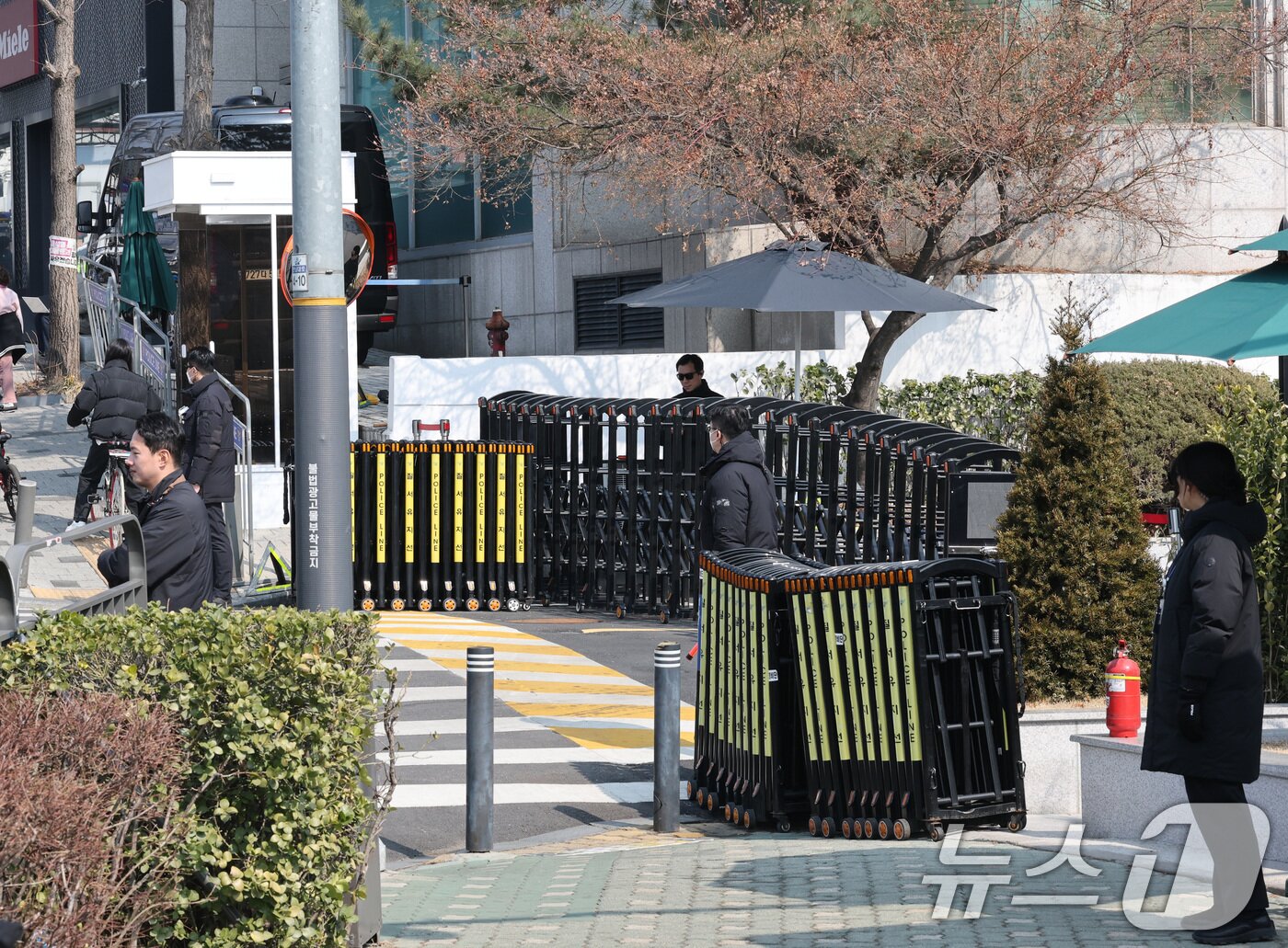 본문 이미지 - 9일 서울 용산구 윤석열 대통령 관저 앞이 통제되고 있다.  2025.3.9/뉴스1 ⓒ News1 박세연 기자