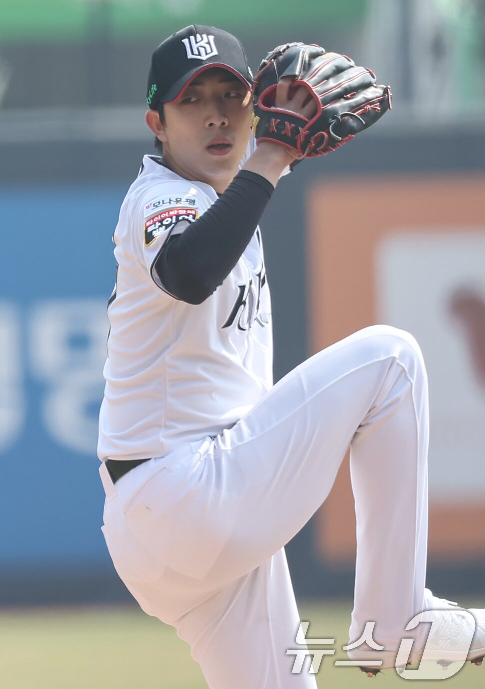 본문 이미지 - 9일 오후 경기 수원 KT위즈파크에서 열린 '2025 신한 SOL뱅크 KBO 리그 시범경기' KT 위즈와 LG 트윈스의 경기에서 KT 선발투수 오원석이 1회초 등판해 역투하고 있다. 2025.3.9/뉴스1 ⓒ News1 김도우 기자
