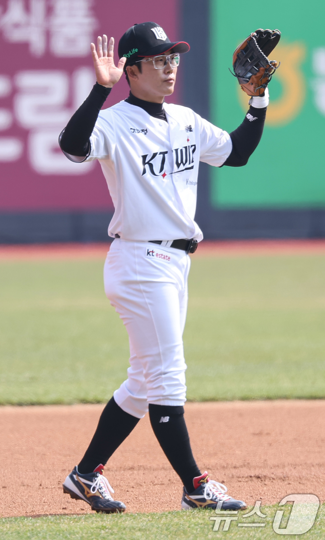 (수원=뉴스1) 김도우 기자 = 9일 오후 경기 수원 KT위즈파크에서 열린 '2025 신한 SOL뱅크 KBO 리그 시범경기' KT 위즈와 LG 트윈스의 경기에서 KT 3루수 허경민 …
