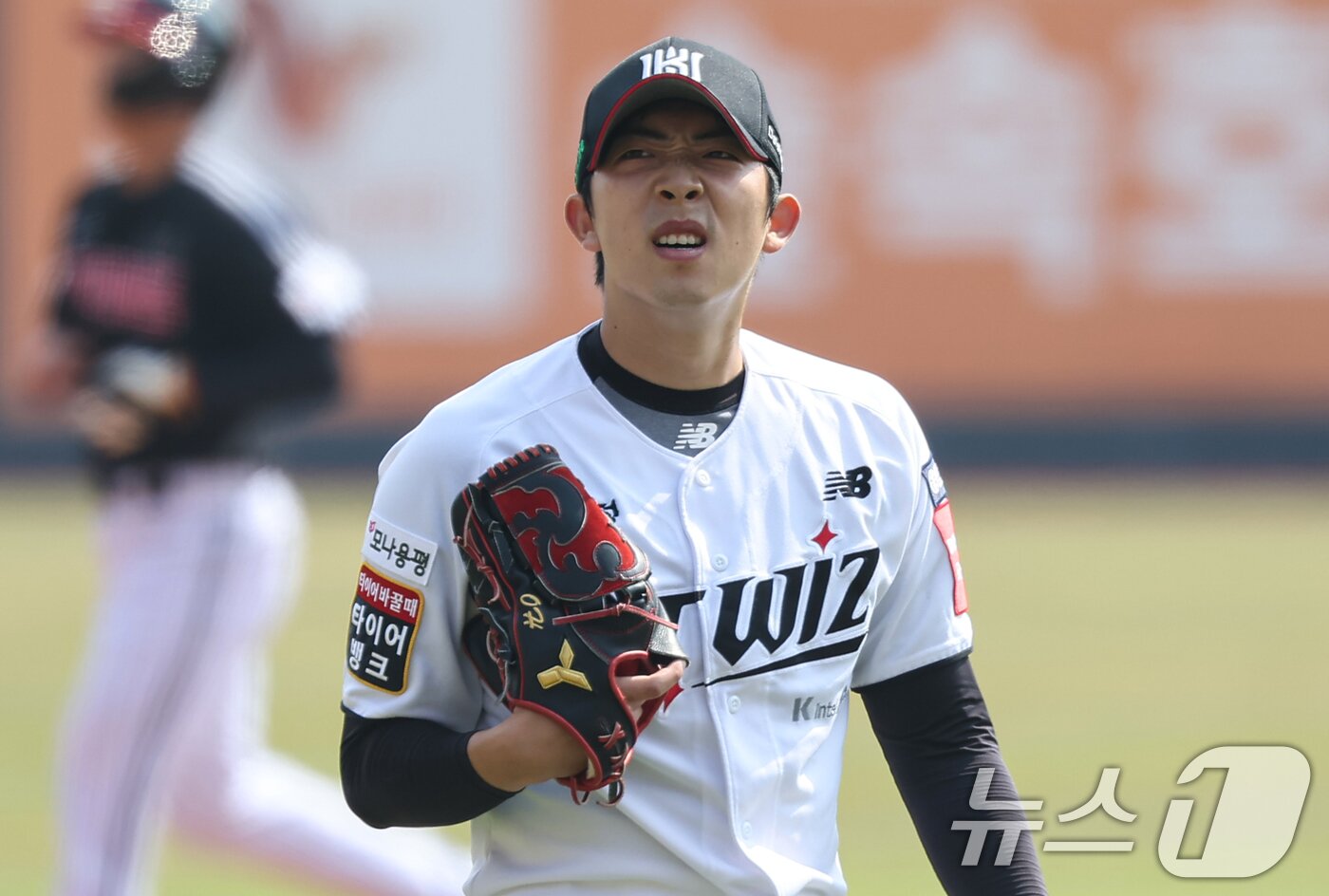 본문 이미지 - 9일 오후 경기 수원 KT위즈파크에서 열린 '2025 신한 SOL뱅크 KBO 리그 시범경기' KT 위즈와 LG 트윈스의 경기에서 KT 선발투수 오원석이 1회초 4실점으로 이닝을 마친 뒤 덕아웃으로 향하고 있다. 2025.3.9/뉴스1 ⓒ News1 김도우 기자
