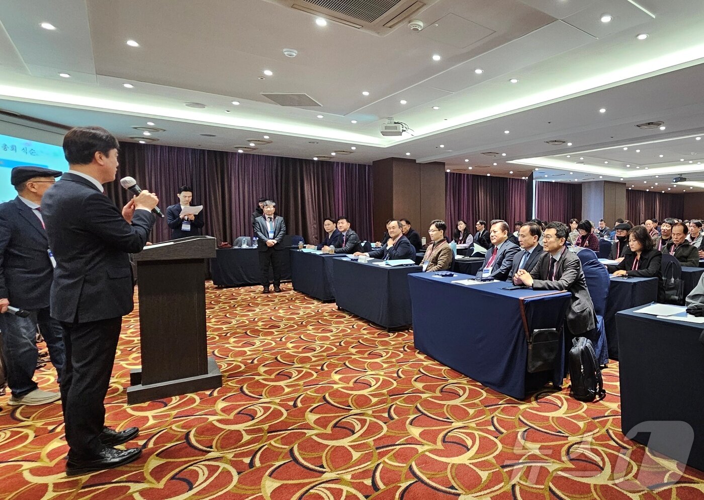 본문 이미지 - 김영기 경기도의원이 9일 이비스 앰배서더 수원에서 열린 2025년도 경기도수의사회 정기총회에서 축사를 하고 있다. ⓒ 뉴스1 최서윤 기자