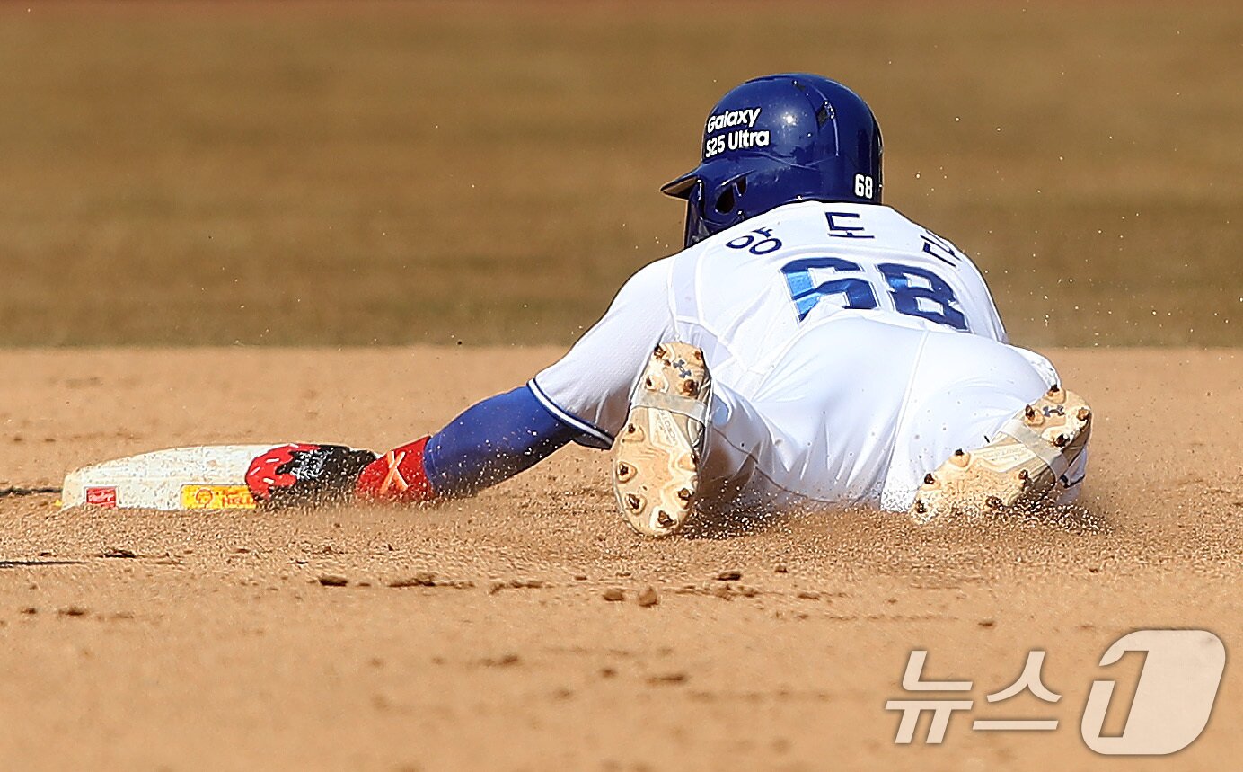 본문 이미지 - 9일 오후 대구 삼성라이온즈파크에서 열린 프로야구 '2025 신한 SOL 뱅크 KBO 리그' SSG 랜더스와 삼성 라이온즈의 시범경기, 4회말 2사 상황 삼성 1루주자 양도근이 2루 도루를 시도하고 있다. 도루 성공. 2025.3.9/뉴스1 ⓒ News1 공정식 기자