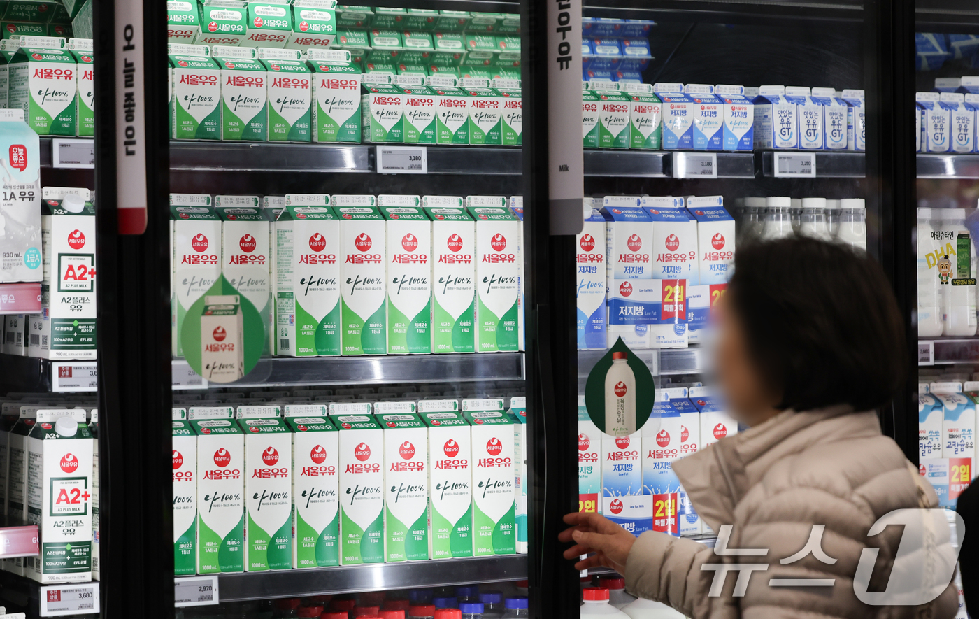 (서울=뉴스1) 허경 기자 = 9일 서울 도심의 한 대형마트에 우유 등 유제품들이 진열되어 있다. 유엔 식량농업기구(FAO)에 따르면 지난 2월 세계식량가격지수는 전월 대비 1.6 …