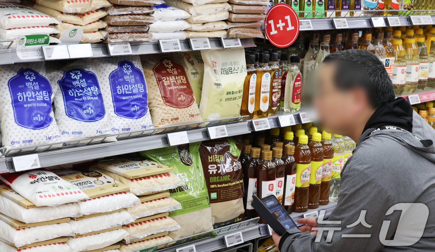 본문 이미지 - 서울 도심의 한 대형마트에 설탕이 진열되어 있다. /뉴스1 ⓒ News1 