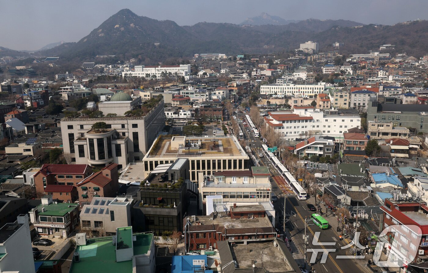 본문 이미지 - 9일 서울 종로구 헌법재판소 앞을 경찰 차벽이 둘러쌓여 있다. 2025.3.9/뉴스1 ⓒ News1 박세연 기자