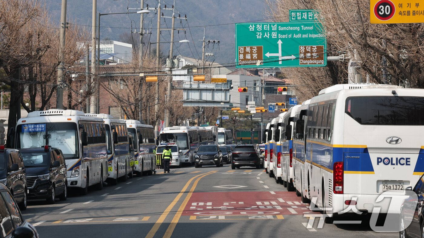 본문 이미지 - 9일 서울 종로구 헌법재판소 앞을 경찰이 차벽을 세우고 통제하고 있다. 2025.3.9/뉴스1 ⓒ News1 박세연 기자