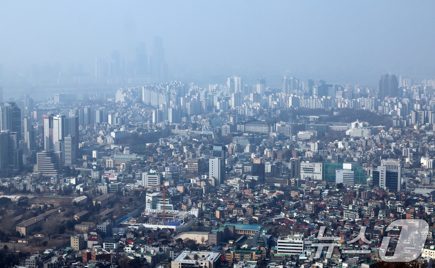 (서울=뉴스1) 허경 기자 = 토지거래허가구역 해제에 따른 영향으로 서울 강남3구(강남·서초·송파)에서 시작한 부동산 온기가 마·용·성(마포·용산·성동)으로 확산하고 있다. 기준금 …