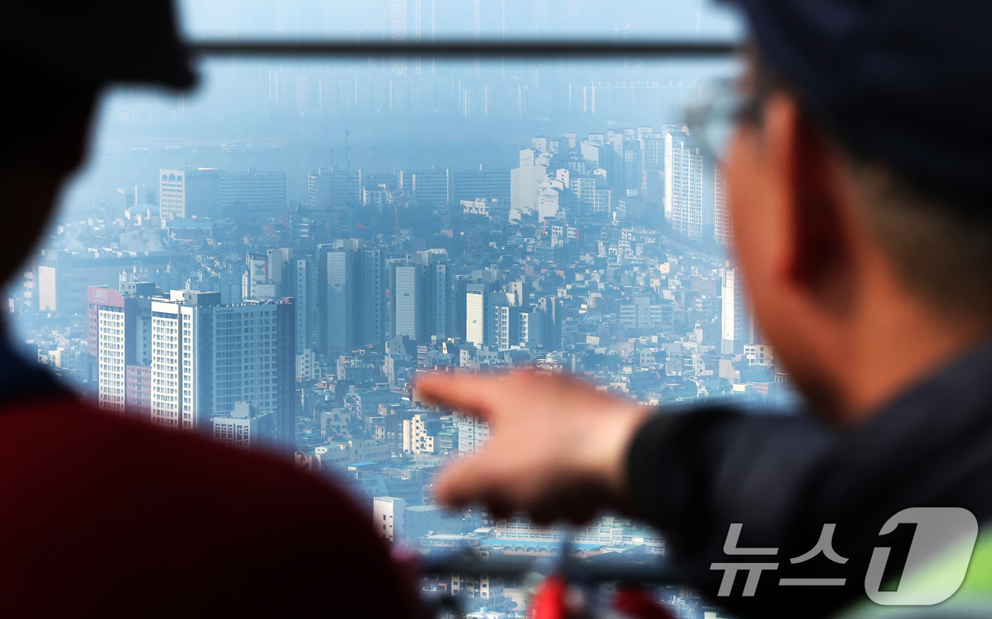 (서울=뉴스1) 허경 기자 = 토지거래허가구역 해제에 따른 영향으로 서울 강남3구(강남·서초·송파)에서 시작한 부동산 온기가 마·용·성(마포·용산·성동)으로 확산하고 있다. 기준금 …