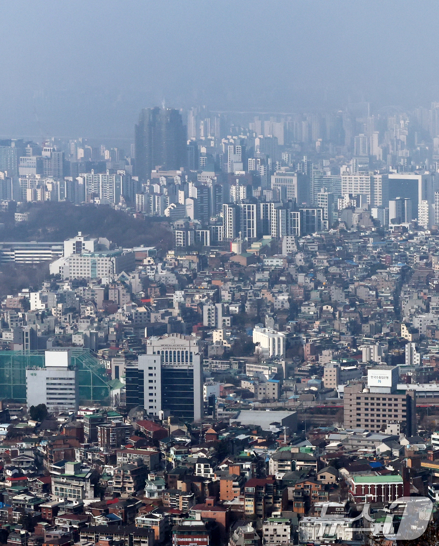 (서울=뉴스1) 허경 기자 = 토지거래허가구역 해제에 따른 영향으로 서울 강남3구(강남·서초·송파)에서 시작한 부동산 온기가 마·용·성(마포·용산·성동)으로 확산하고 있다. 기준금 …