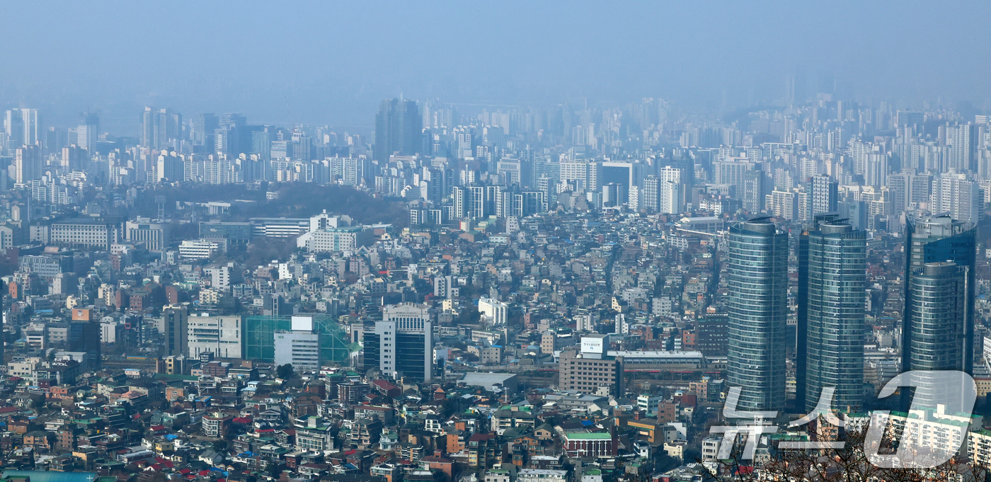 (서울=뉴스1) 허경 기자 = 토지거래허가구역 해제에 따른 영향으로 서울 강남3구(강남·서초·송파)에서 시작한 부동산 온기가 마·용·성(마포·용산·성동)으로 확산하고 있다. 기준금 …