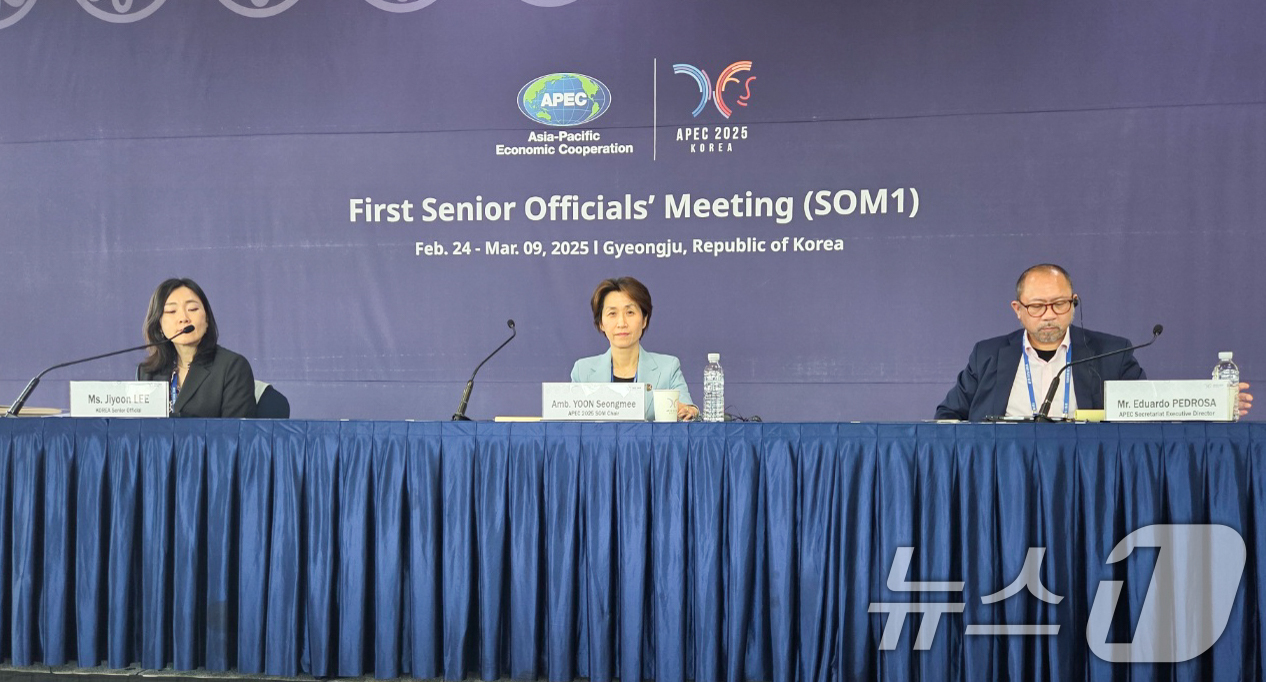 (경주=뉴스1) 정윤영 기자 = 9일 경북 경주 경주화백컨벤션센터(HICO) 센터에서 APEC 제1차 고위관리회의(SOM1) 결과 브리핑이 열리고 있다. 왼쪽부터 이지윤 APEC …