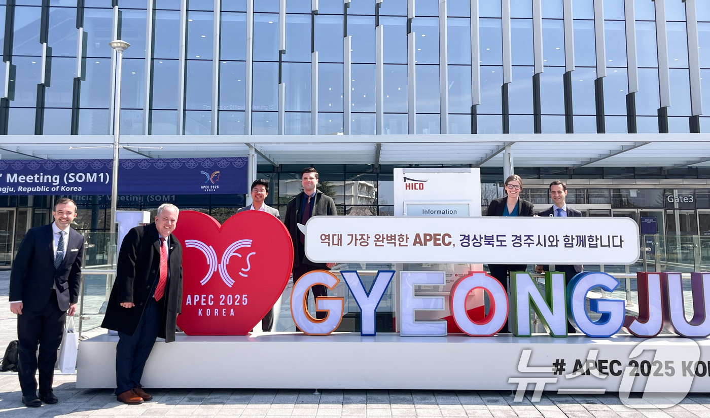 (경주=뉴스1) 정윤영 기자 = APEC 담당 미국 정부 고위 당국자인 맷 머레이 대사(왼쪽에서 두 번째)가 9일 경북 경주 경주화백컨벤션센터(HICO) 센터 앞 APEC 정상회의 …
