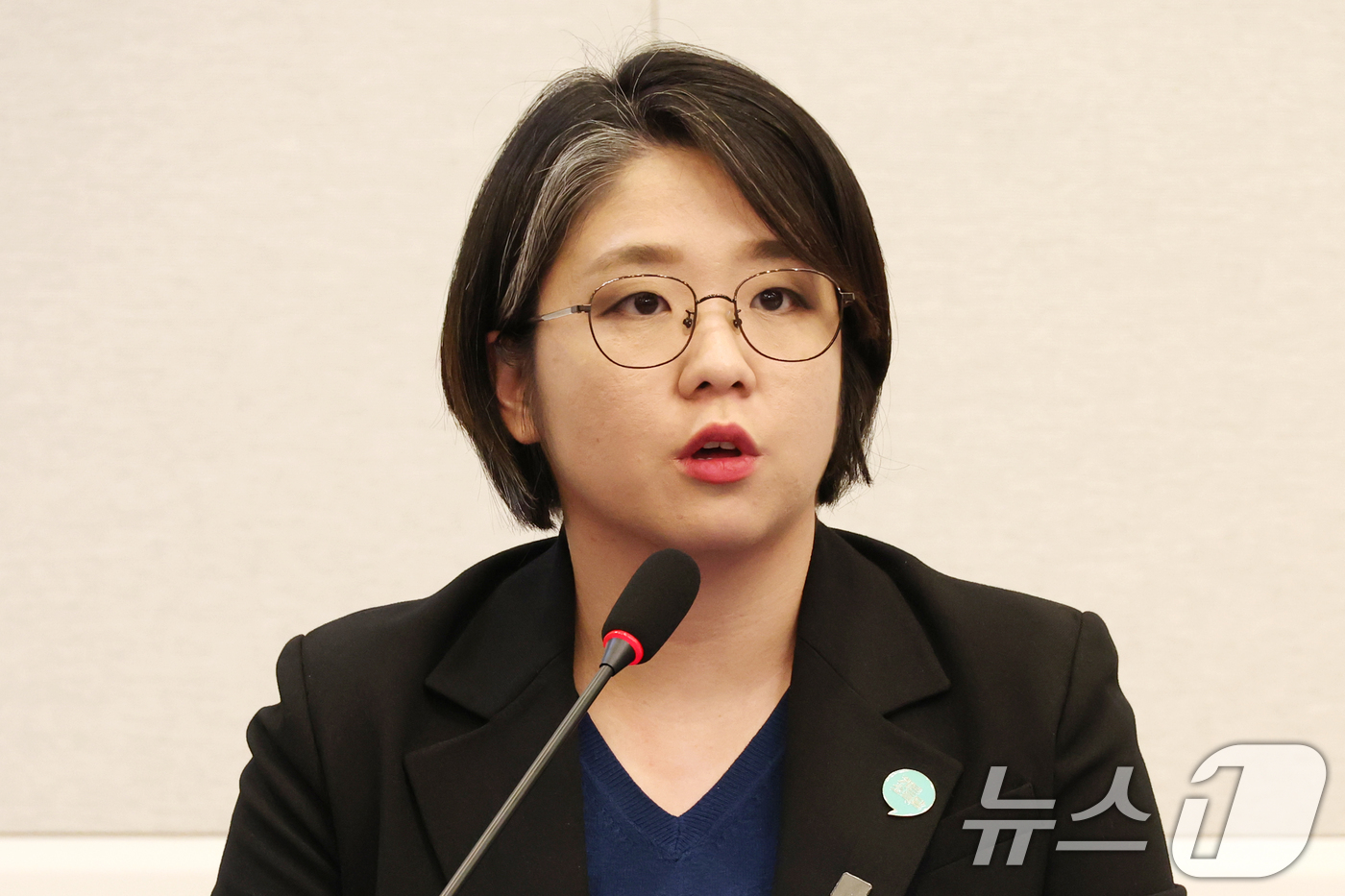 (서울=뉴스1) 이광호 기자 = 용혜인 기본소득당 대표가 9일 오후 서울 여의도 국회에서 열린 야5당 대표 비상시국 공동대응을 위한 원탁회의에서 발언하고 있다. 2025.3.9/뉴 …