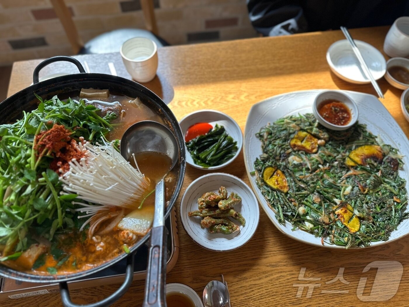 본문 이미지 - 예봉산 등산로 초입에 즐비한 식당들은 대체로 맛집이다. 2025.3.0. 뉴스1 ⓒ News1 이상휼 기자