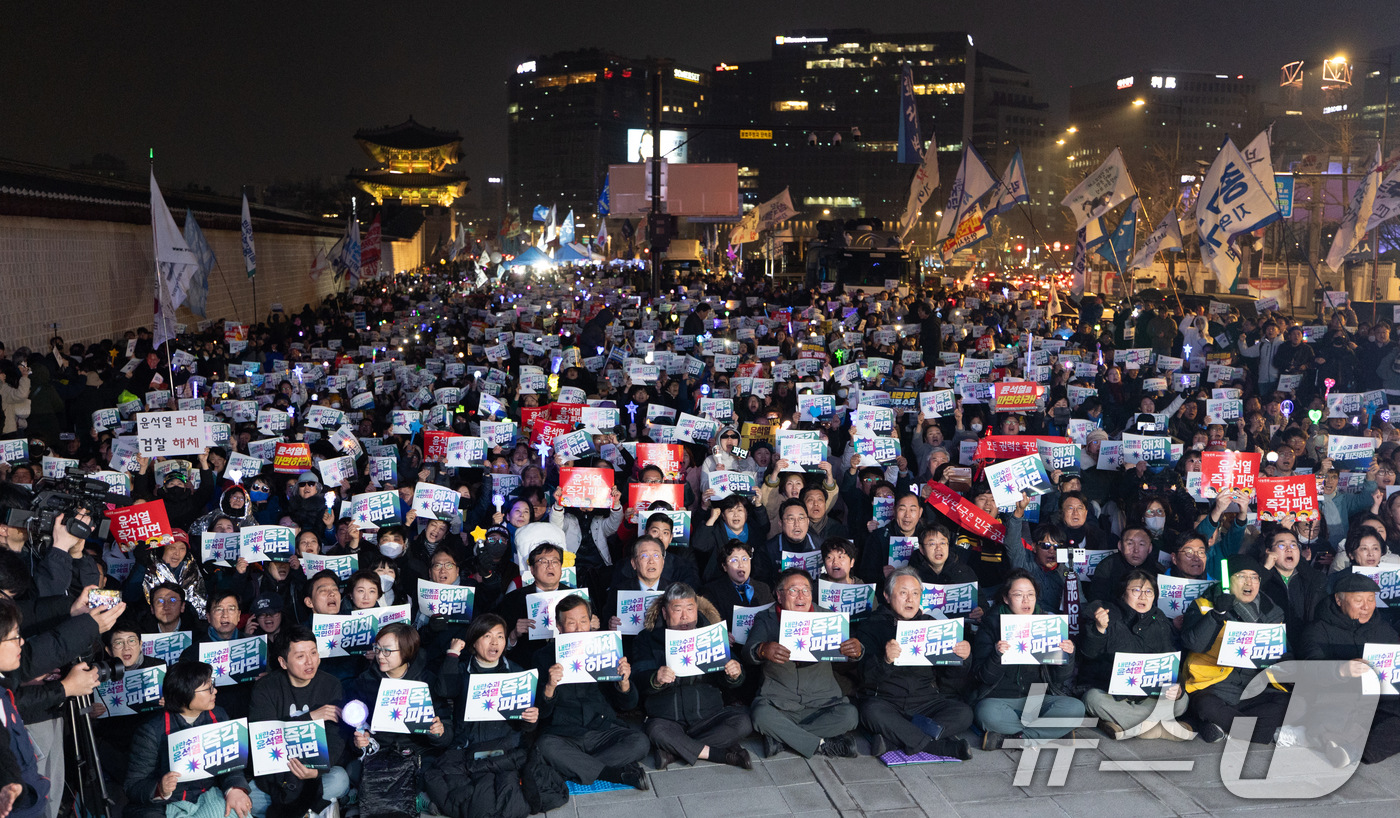 (서울=뉴스1) 이승배 기자 = 9일 서울 종로구 경복궁역 인근에서 열린 '내란수괴 윤석열 즉각 탄핵 긴급행동'에서 참가자들이 윤석열 대통령 즉각 탄핵을 촉구하고 있다. 2025. …