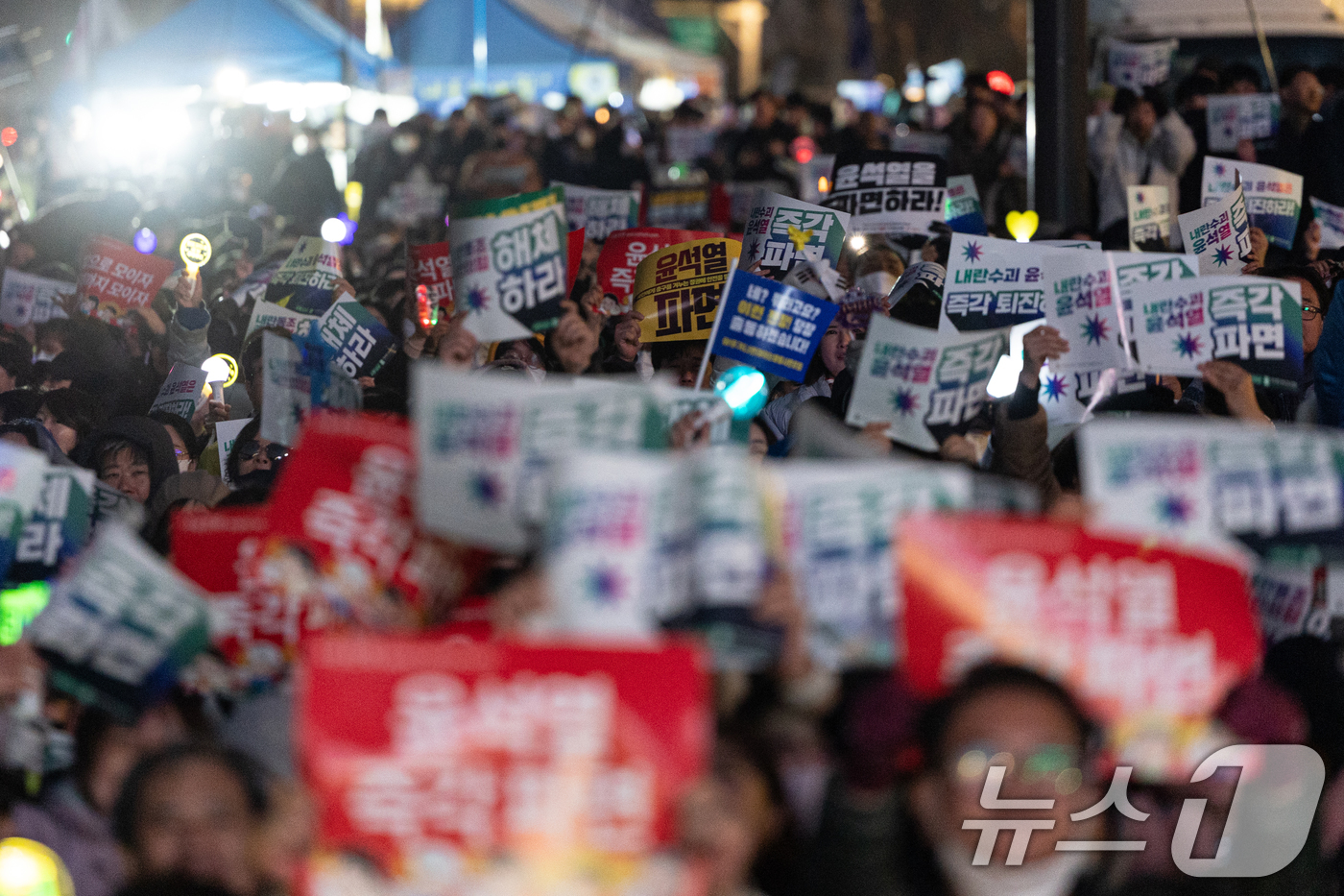 (서울=뉴스1) 이승배 기자 = 9일 서울 종로구 경복궁역 인근에서 열린 '내란수괴 윤석열 즉각 탄핵 긴급행동'에서 참가자들이 윤석열 대통령 즉각 탄핵을 촉구하고 있다. 2025. …