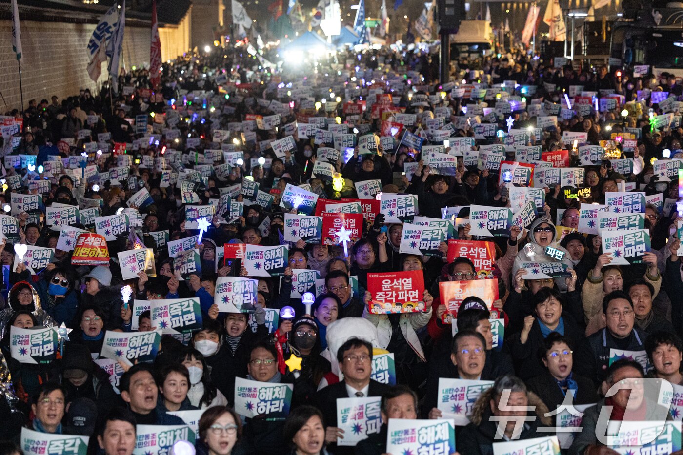 본문 이미지 - 9일 서울 종로구 경복궁역 인근에서 열린 '내란수괴 윤석열 즉각 탄핵 긴급행동'에서 참가자들이 윤석열 대통령 즉각 탄핵을 촉구하고 있다. 2025.3.9/뉴스1 ⓒ News1 이승배 기자